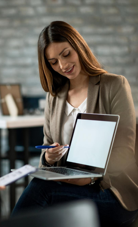 Mujer entusiasta mostrando una página web en su computadora, destacando los beneficios de 'Tu Negocio en Línea'
